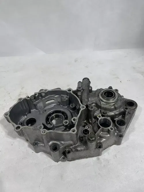 02-05 2002 YZ250F YZ250 YAMAHA ENGINE LEFT CASE MOTOR CRANKCASE BOTTOM OEM $