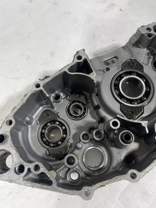 02-05 2002 YZ250F YZ250 YAMAHA ENGINE LEFT CASE MOTOR CRANKCASE BOTTOM OEM $
