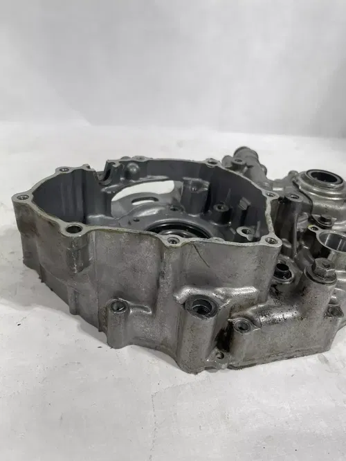 02-05 2002 YZ250F YZ250 YAMAHA ENGINE LEFT CASE MOTOR CRANKCASE BOTTOM OEM $