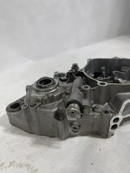 02-05 2002 YZ250F YZ250 YAMAHA ENGINE LEFT CASE MOTOR CRANKCASE BOTTOM OEM $