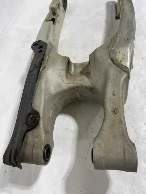 05 YAMAHA YZ 250F YZ250F OEM SWINGARM REAR SUSPENSION SWING ARM 99999-03641-00 *