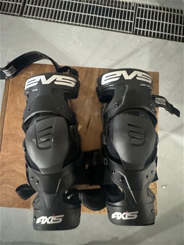 Evs Axis Sport Knee Braces