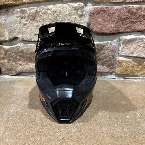 Leatt 9.5 Carbon Helmet 