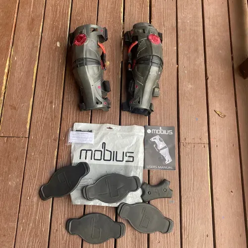 Mobius X8 Knee Braces