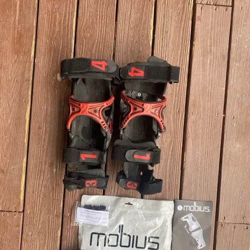 Mobius X8 Knee Braces