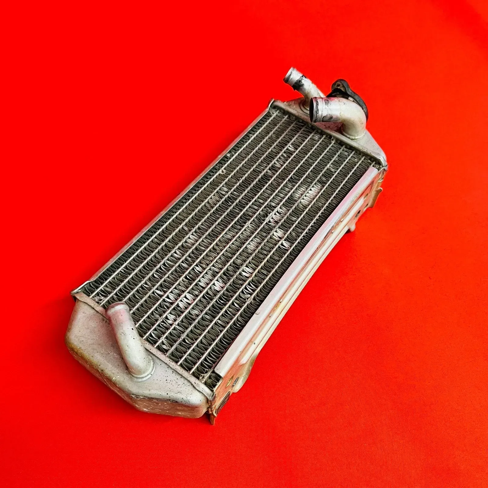 RM250 RADIATOR RIGHT FILL SIDE WITH CAP GENUINE OEM SUZUKI RM 250 (1996-2000)