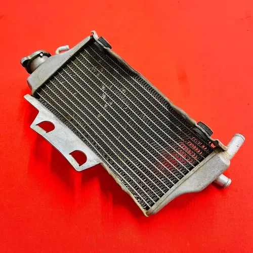 CR250 Radiator Right Fill Side Cap Genuine OEM HONDA CR250R CR 250 R (2005-2007)