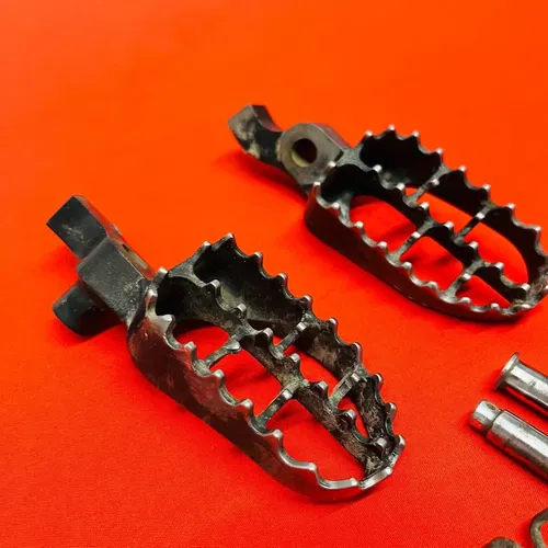 CR125 FOOTPEGS KIT NEW PINS FOOT PEGS RESTS Genuine OEM HONDA CR 125 R 2000-2001