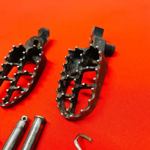 CR125 FOOTPEGS KIT NEW PINS FOOT PEGS RESTS Genuine OEM HONDA CR 125 R 2000-2001