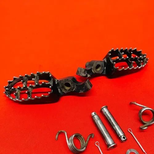 CR125 FOOTPEGS KIT NEW PINS FOOT PEGS RESTS Genuine OEM HONDA CR 125 R 2000-2001