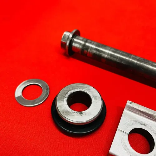 KX500 REAR AXLE COMPLETE WHEEL BOLT GENUINE OEM KAWASAKI KX 500 E (1989-2004)
