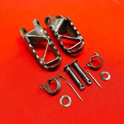 CR85 FOOTPEGS FOOT RESTS PEGS GENUINE OEM HONDA CR 80 85 R B (1996-2008)