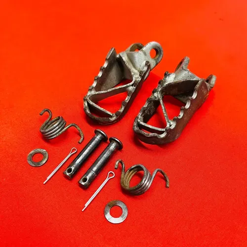 CR85 FOOTPEGS FOOT RESTS PEGS GENUINE OEM HONDA CR 80 85 R B (1996-2008)