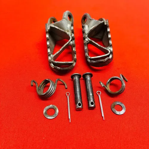 CR85 FOOTPEGS FOOT RESTS PEGS GENUINE OEM HONDA CR 80 85 R B (1996-2008)