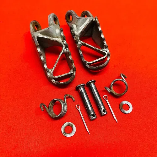 CR85 FOOTPEGS FOOT RESTS PEGS GENUINE OEM HONDA CR 80 85 R B (1996-2008)