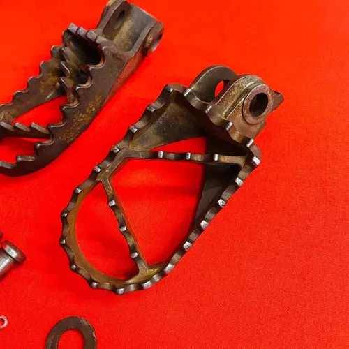 KTM200 Footpegs Kit Foot Pegs Rests Genuine OEM KTM 200 E XC 2001-2016