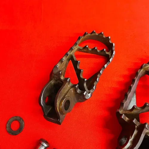 KTM200 Footpegs Kit Foot Pegs Rests Genuine OEM KTM 200 E XC 2001-2016