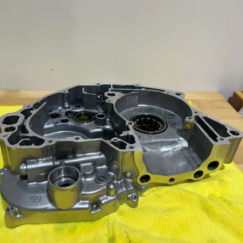 Kawasaki Kx250 23' Crank Case Right Side 14001-0733
DescriptionSET-CRANKCASE