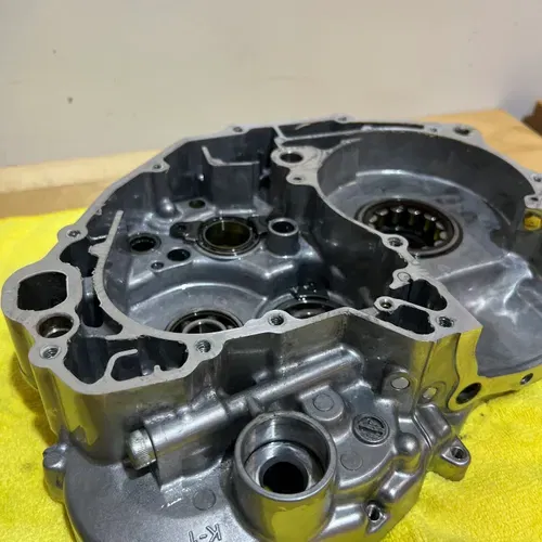 Kawasaki Kx250 23' Crank Case Right Side 14001-0733
DescriptionSET-CRANKCASE