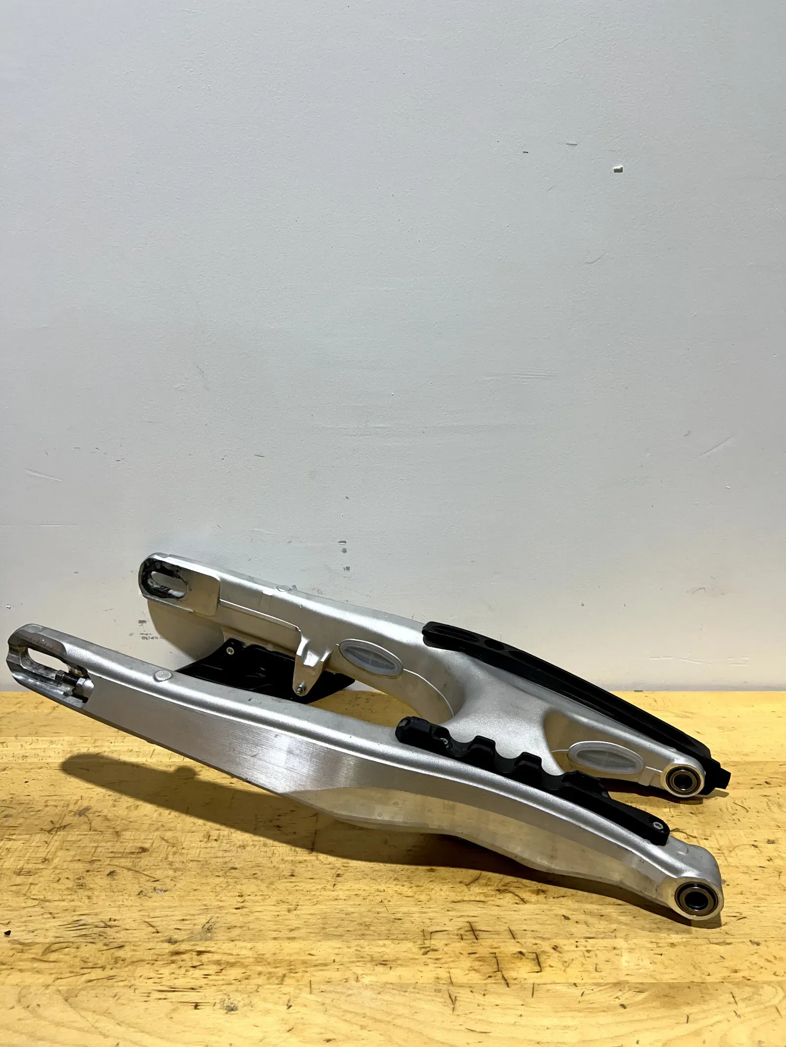2023 KTM 250 SX-F Swingarm OEM Rear Swing Arm Link Husqvarna 2023 KTM 250 SX-F Swingarm OEM Rear Swing Arm Link Husqvarna