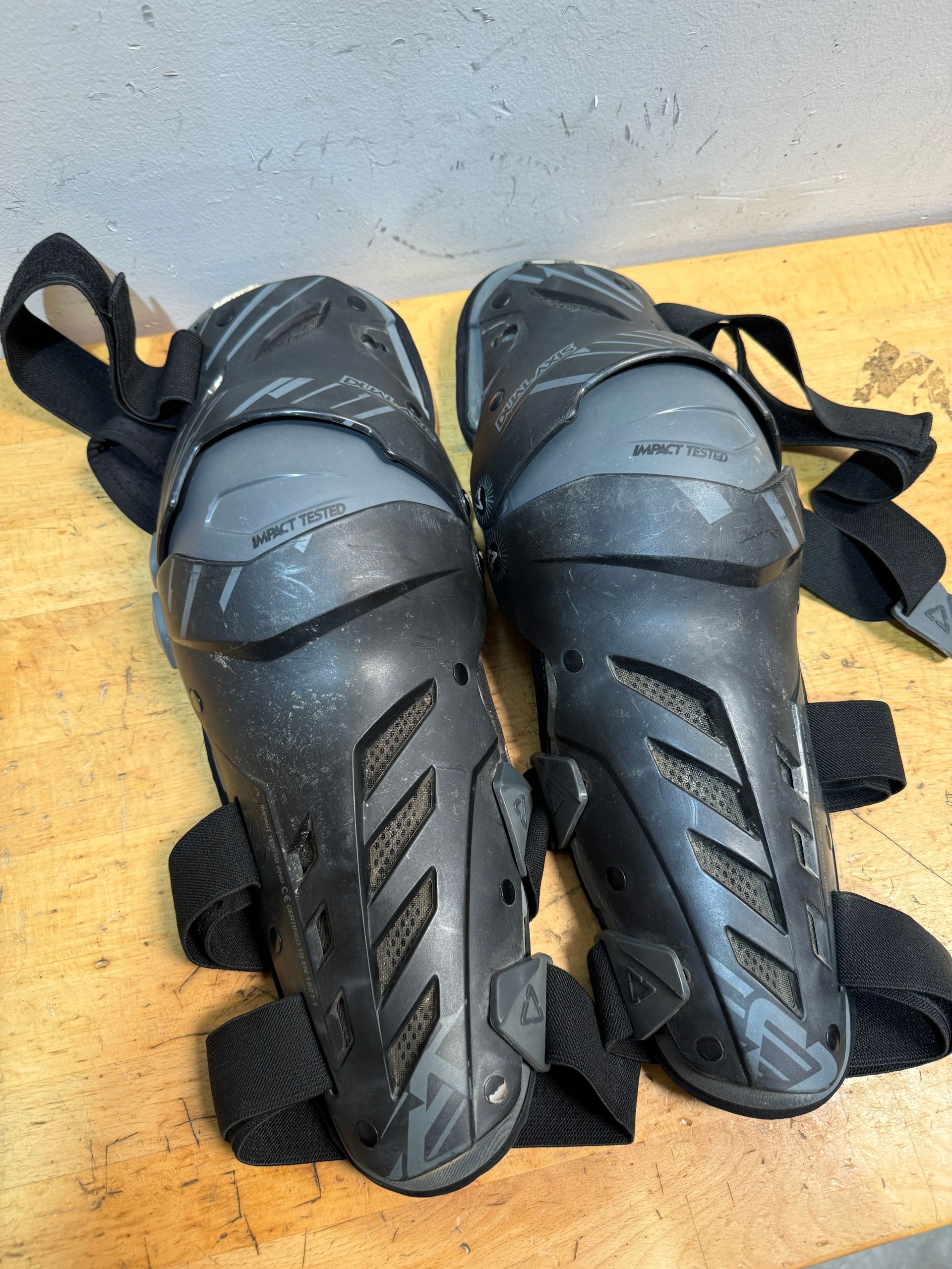 LEATT dual Axis Knee Guard L/XL