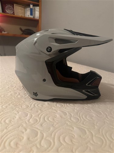 Fox Racing 2024 V3 RS Carbon Helmet. 
