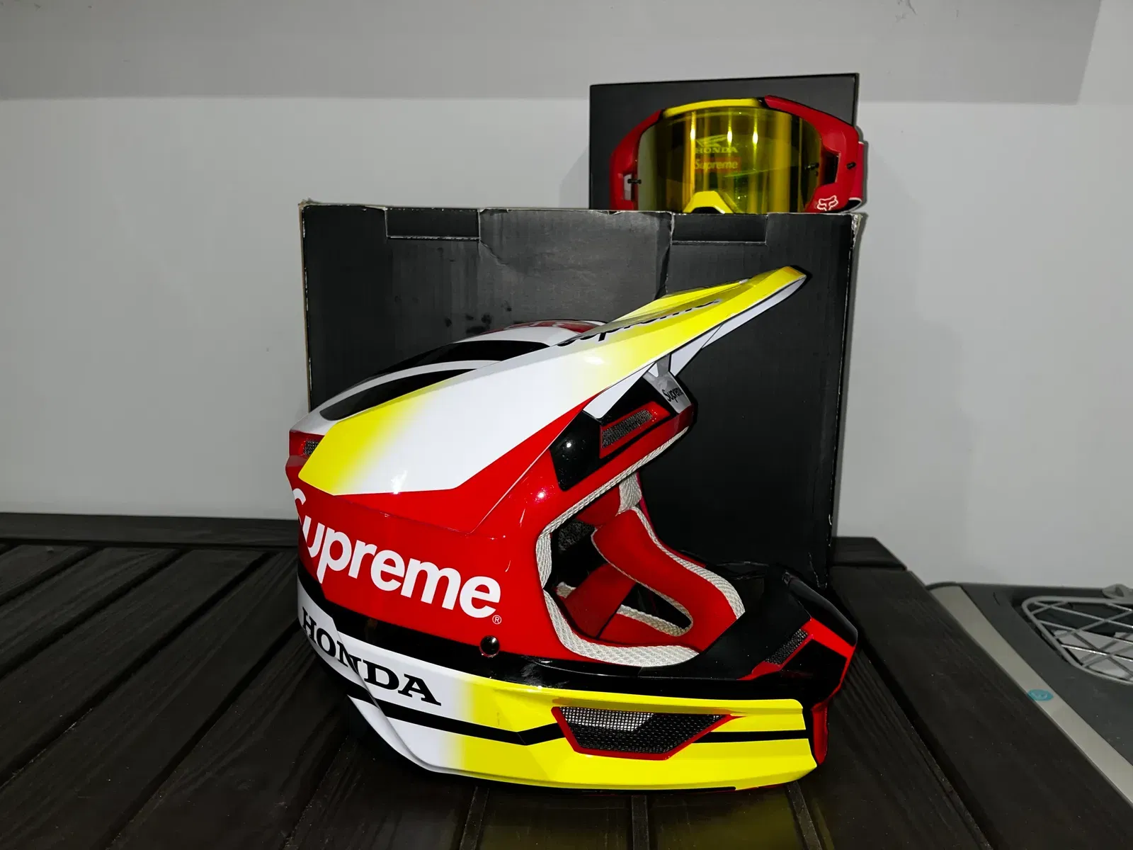 M Supreme Honda Fox Racing V1 helmet Red - バイク