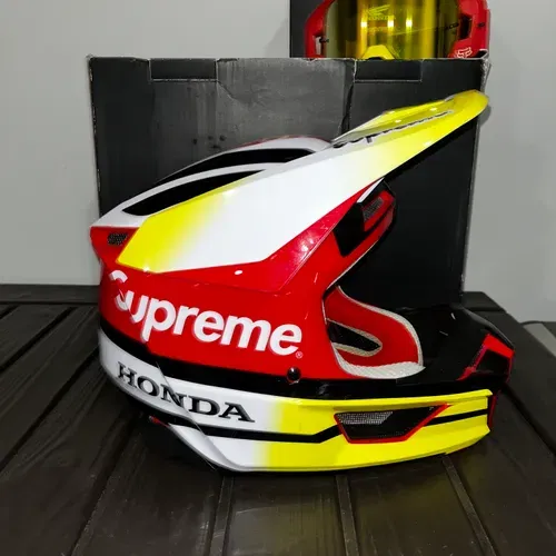 Supreme Fox Helmet Fw19 Size S 