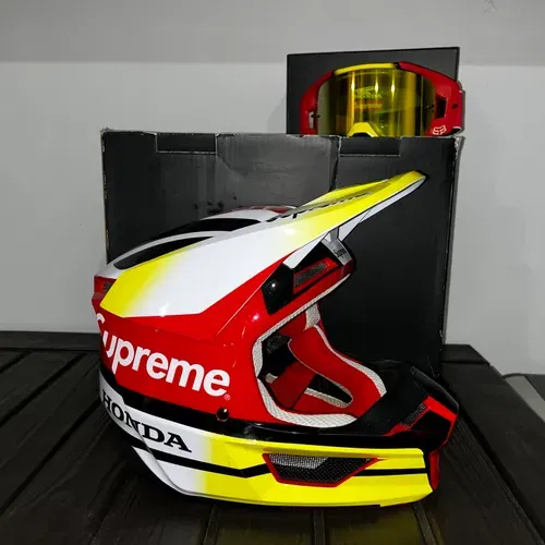 Supreme Fox Helmet Fw19 Size S 