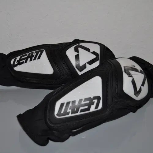 Leatt Contour Elbow Guard Black/White - Adult S/M