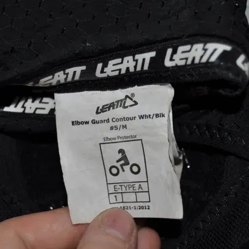 Leatt Contour Elbow Guard Black/White - Adult S/M