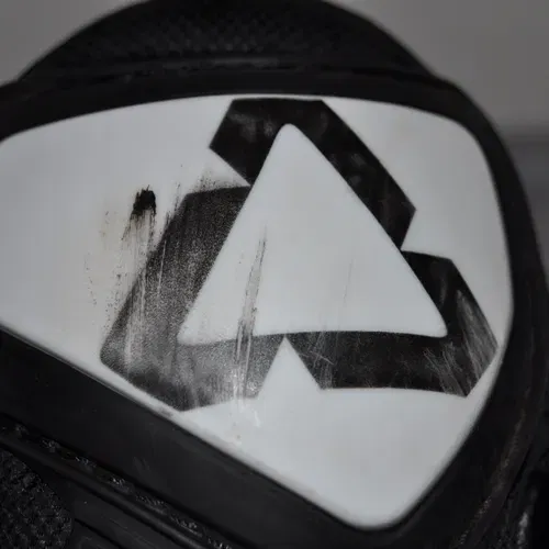 Leatt Contour Elbow Guard Black/White - Adult S/M