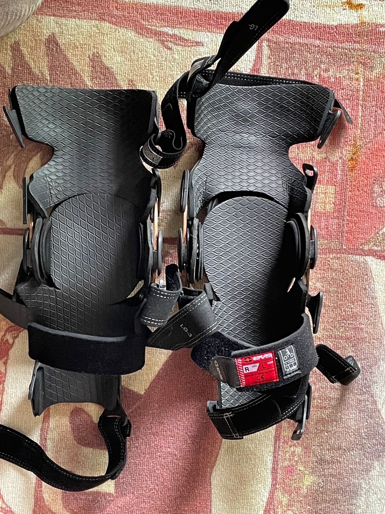 EVS Axis Pro Knee Brace MX Locker