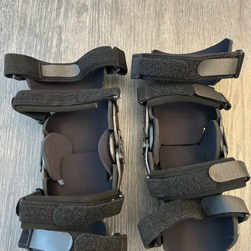 Asterisk Carbon Cell Knee Braces - Size S