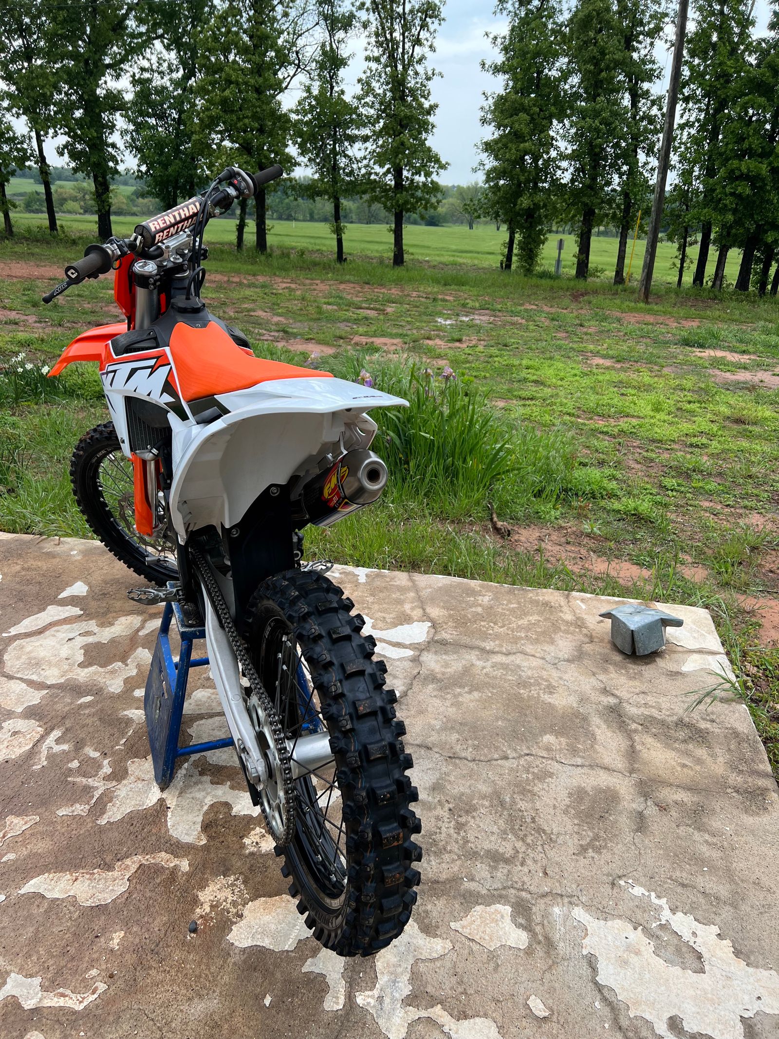 suzuki 125 road bike