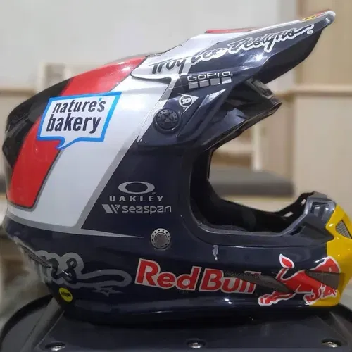 Red bull athlete helmet online