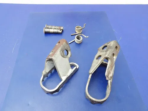 2003 Yamaha TTR125 Foot Peg Footrest Set 4GY-27421-00-00 4DA-27411-00-00
