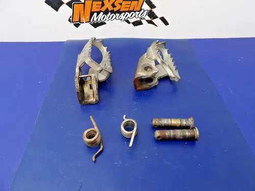 2003 Yamaha TTR125 Foot Peg Footrest Set 4GY-27421-00-00 4DA-27411-00-00