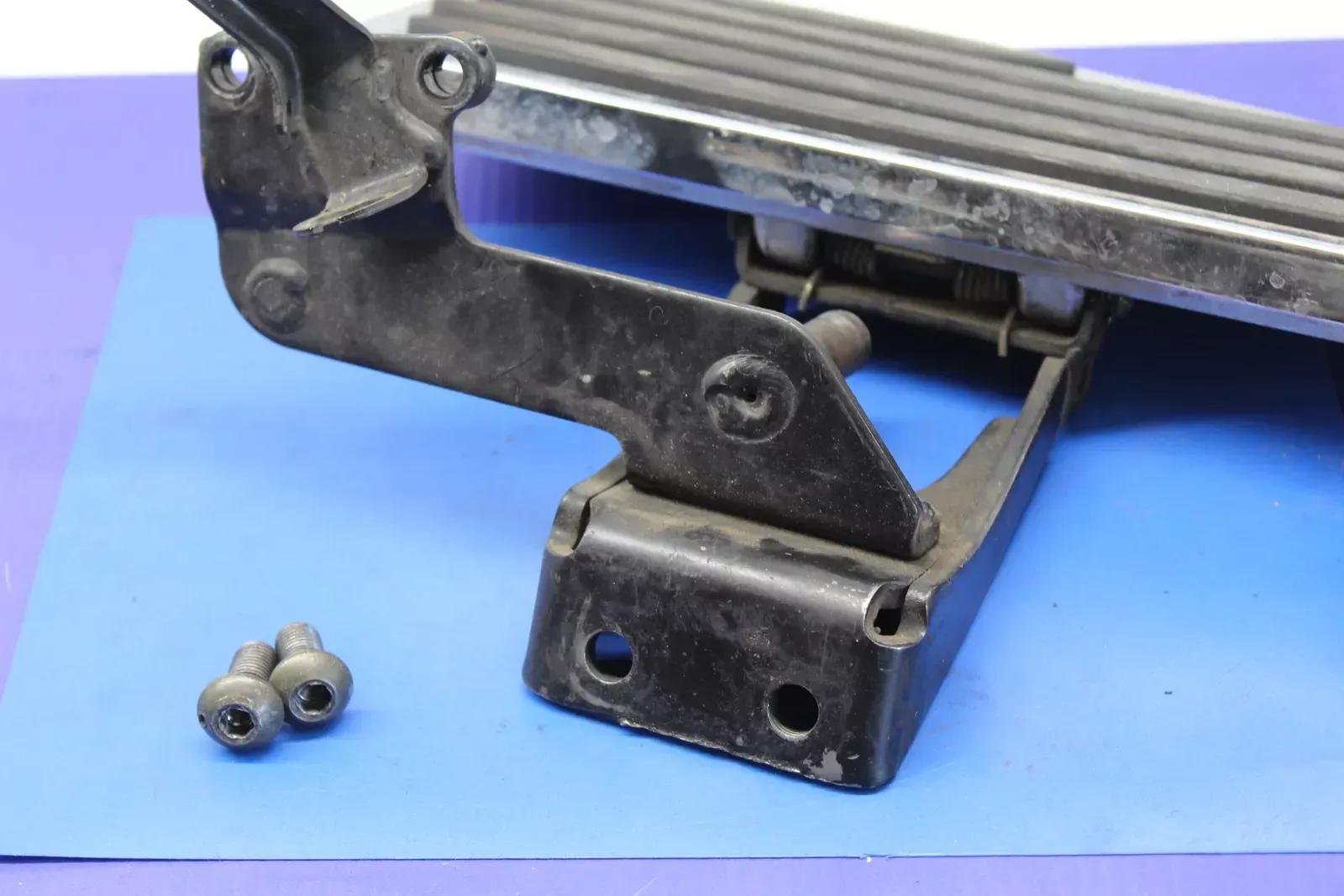 1999 Yamaha XV1600Road Star Right Front Footrest Step