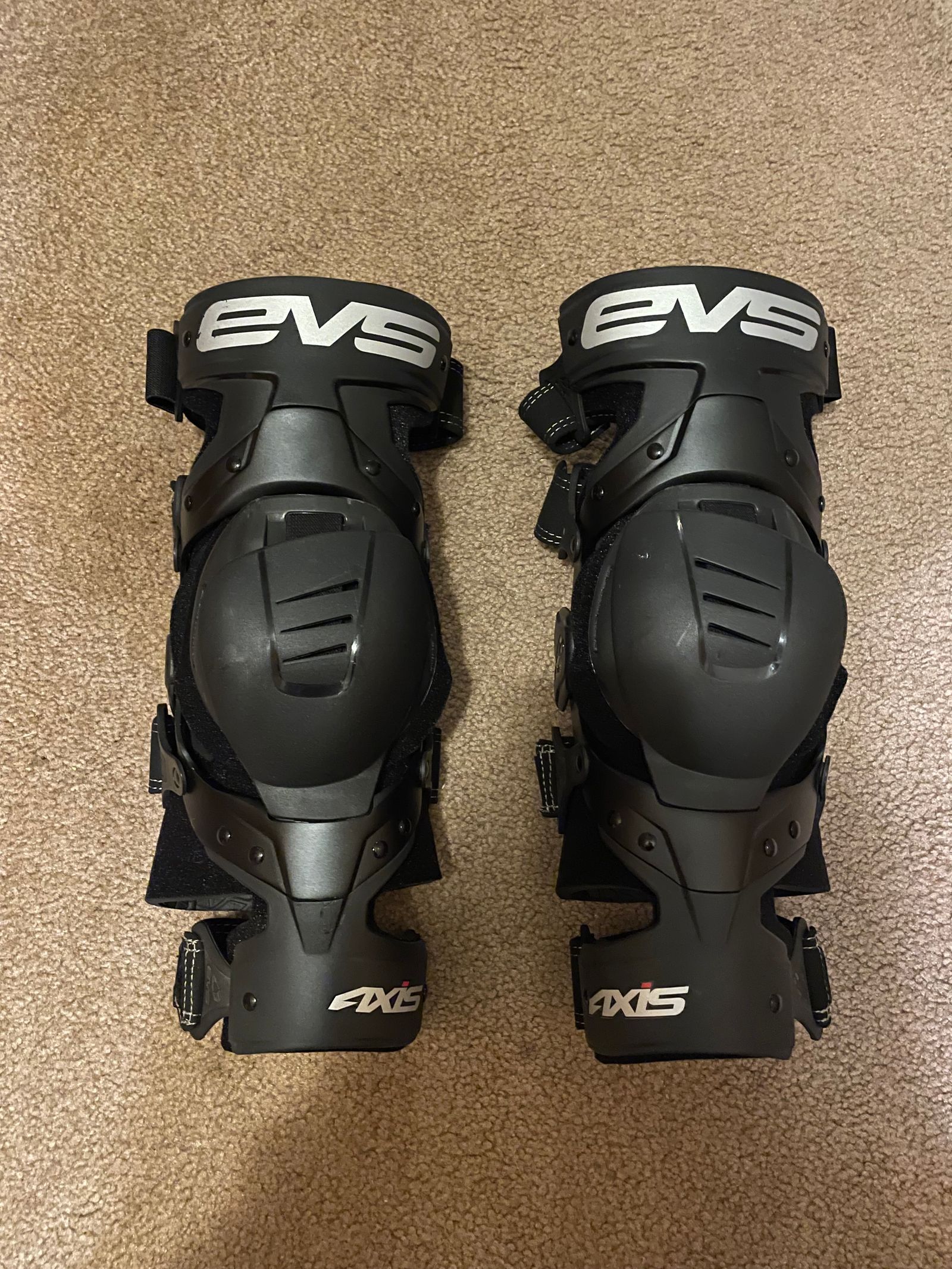 EVS Sports® AXISS-BK-MP - Axis Sport Knee Brace Set (Medium, Black) 