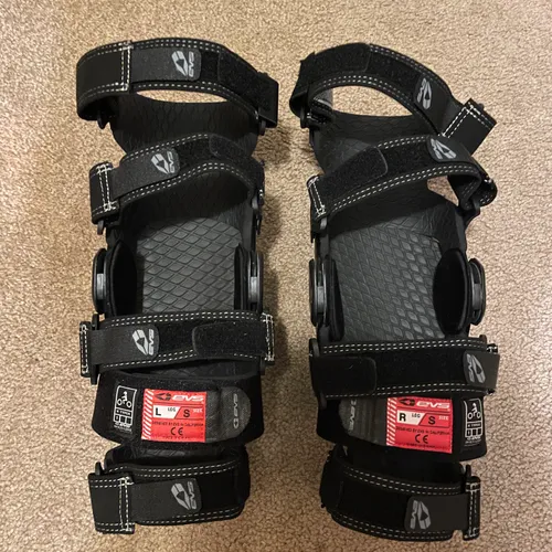 EVS axis sport knee brace pair - small