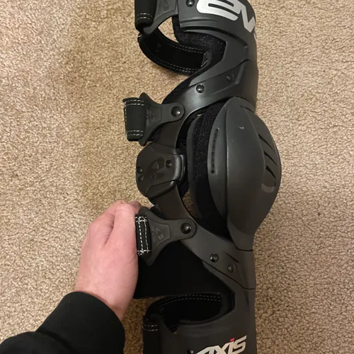 EVS axis sport knee brace pair - small