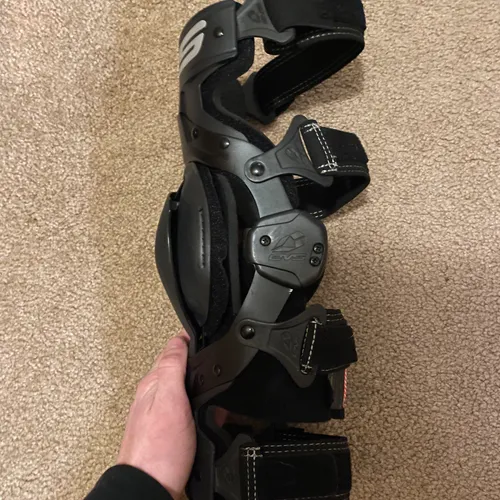 EVS axis sport knee brace pair - small