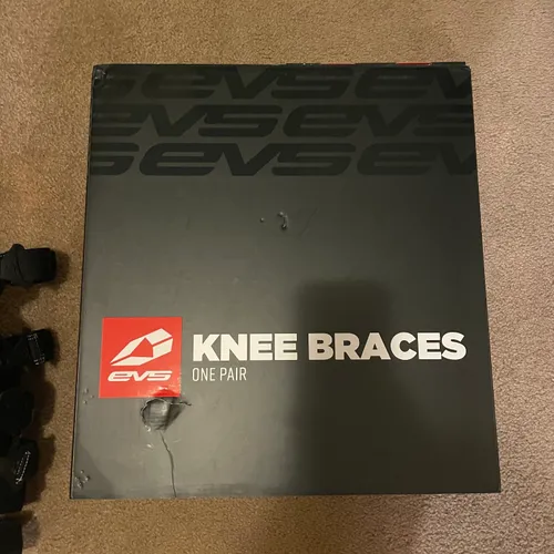 EVS axis sport knee brace pair - small