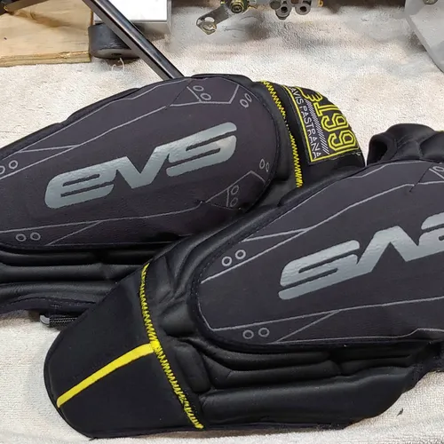 EVS TP199 Knee & Shin Guards- Size: Youth