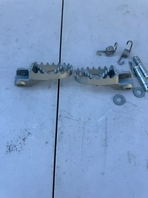 2024 ktm sx-e5 footpegs footrest foot pegs sx e 5 oem ee5 mc e5 50 tc e3 ee3