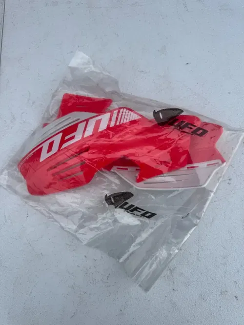 UFO Vulcan Red plastic replacement handguards PM01651-070 hand guards