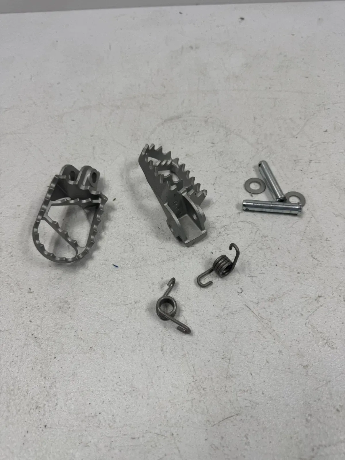 2023 Mc-e3 oem footpegs footrest foot pegs sx ee5 mc e5 50 tc e3 ee3 47103040033