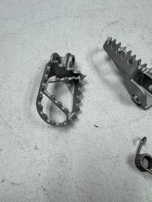 2023 Mc-e3 oem footpegs footrest foot pegs sx ee5 mc e5 50 tc e3 ee3 47103040033