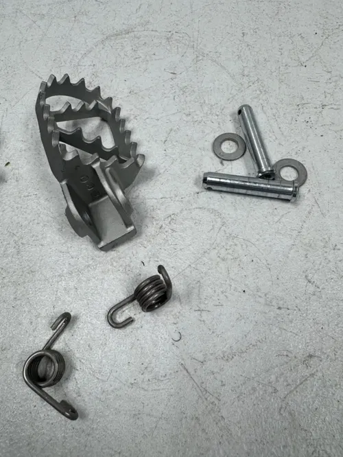 2023 Mc-e3 oem footpegs footrest foot pegs sx ee5 mc e5 50 tc e3 ee3 47103040033